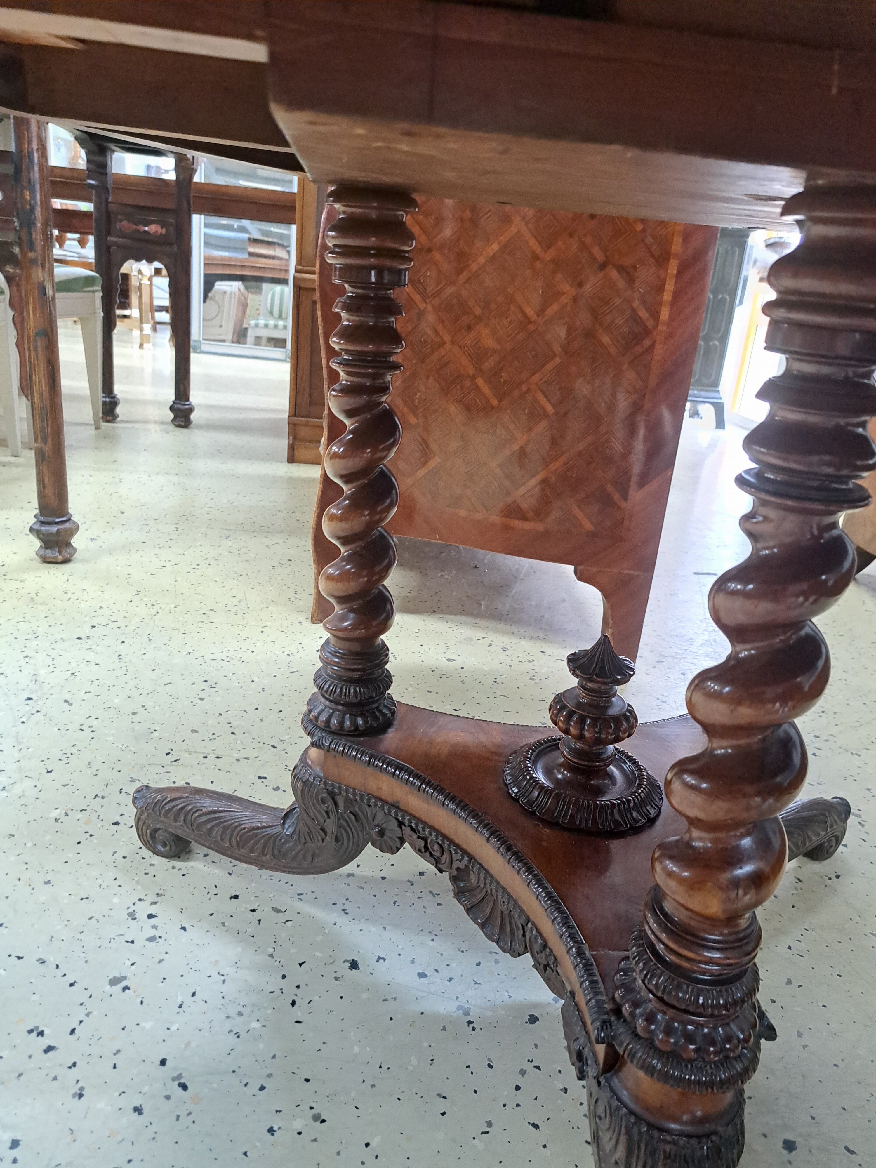 Detail g: Runder Salontisch, wohl Mainz, um 1825, Mahagonifurnier, dreibeiniger Fuß auf Gestell, aufwendig gedrechselt, feine Schnitzereien in Zarge und ...