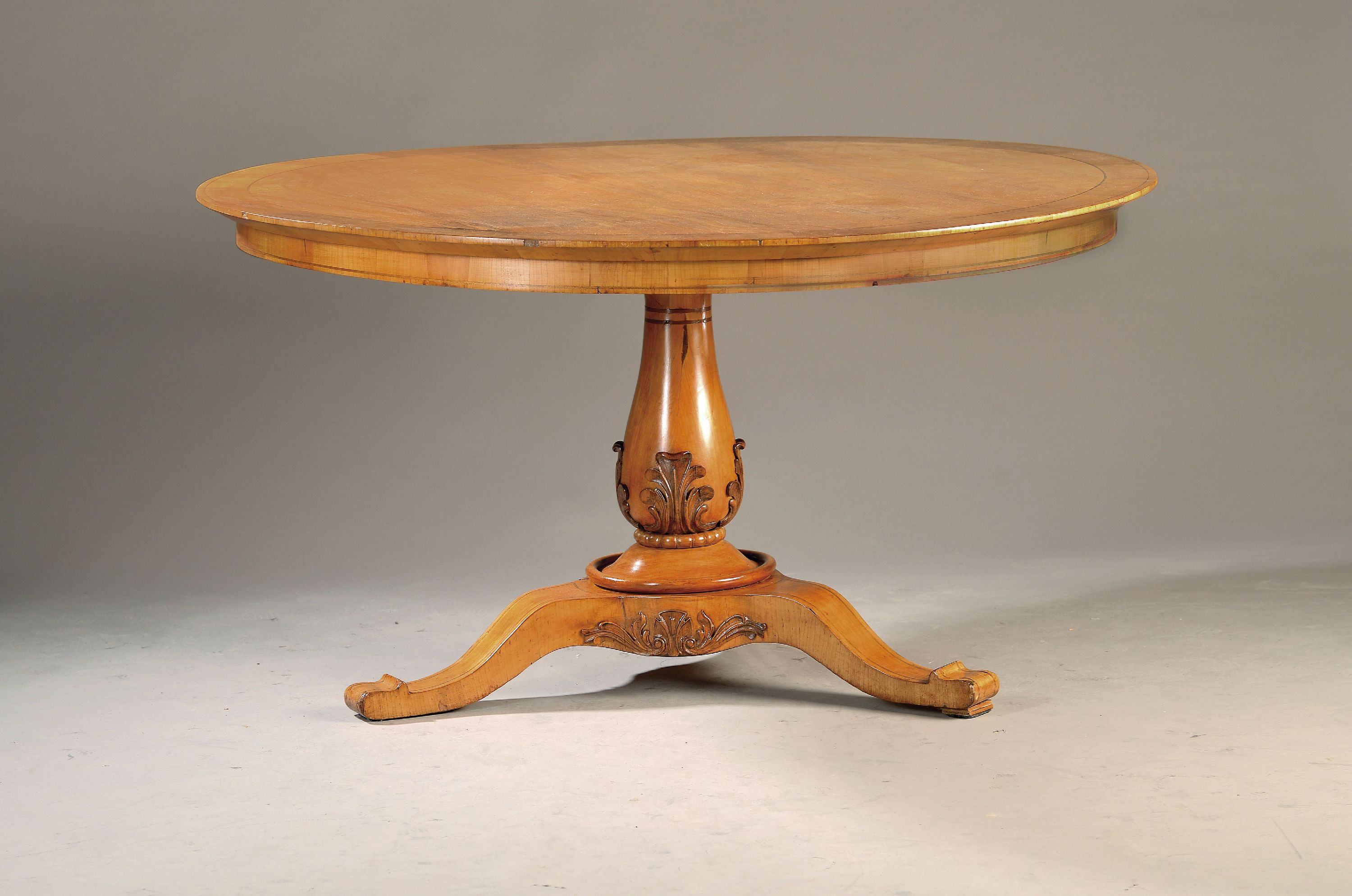 Image 27123678 - Großer Biedermeier Salontisch, um 1825/30, Kirschbaumfurnier, dreipassiger Fuß auf ...