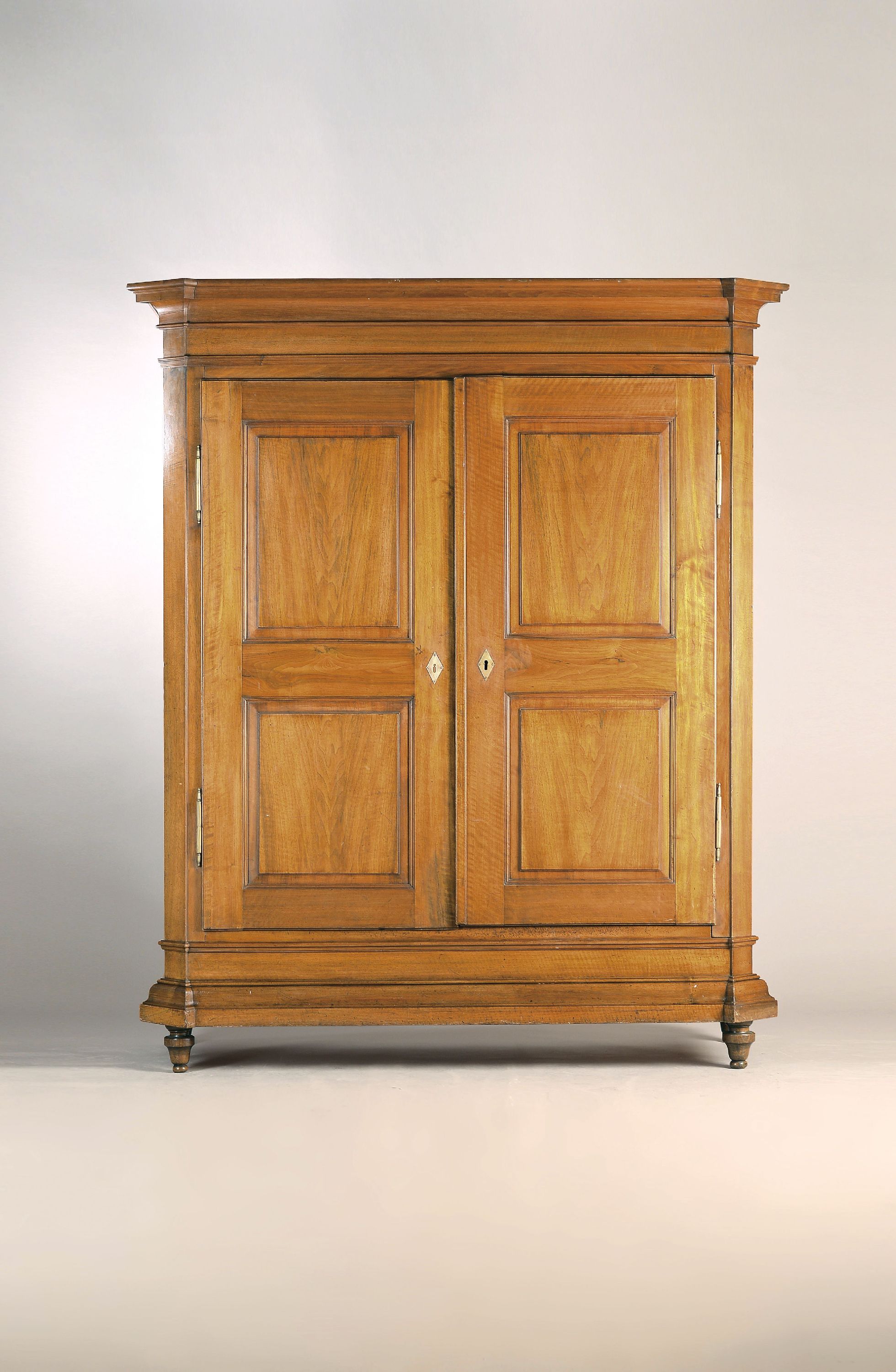 Image 27123682 - Louis-Seize Schrank, Pfalz, um 1800/10, Nußbaum massiv, Türen und Seiten kassettiert, ...