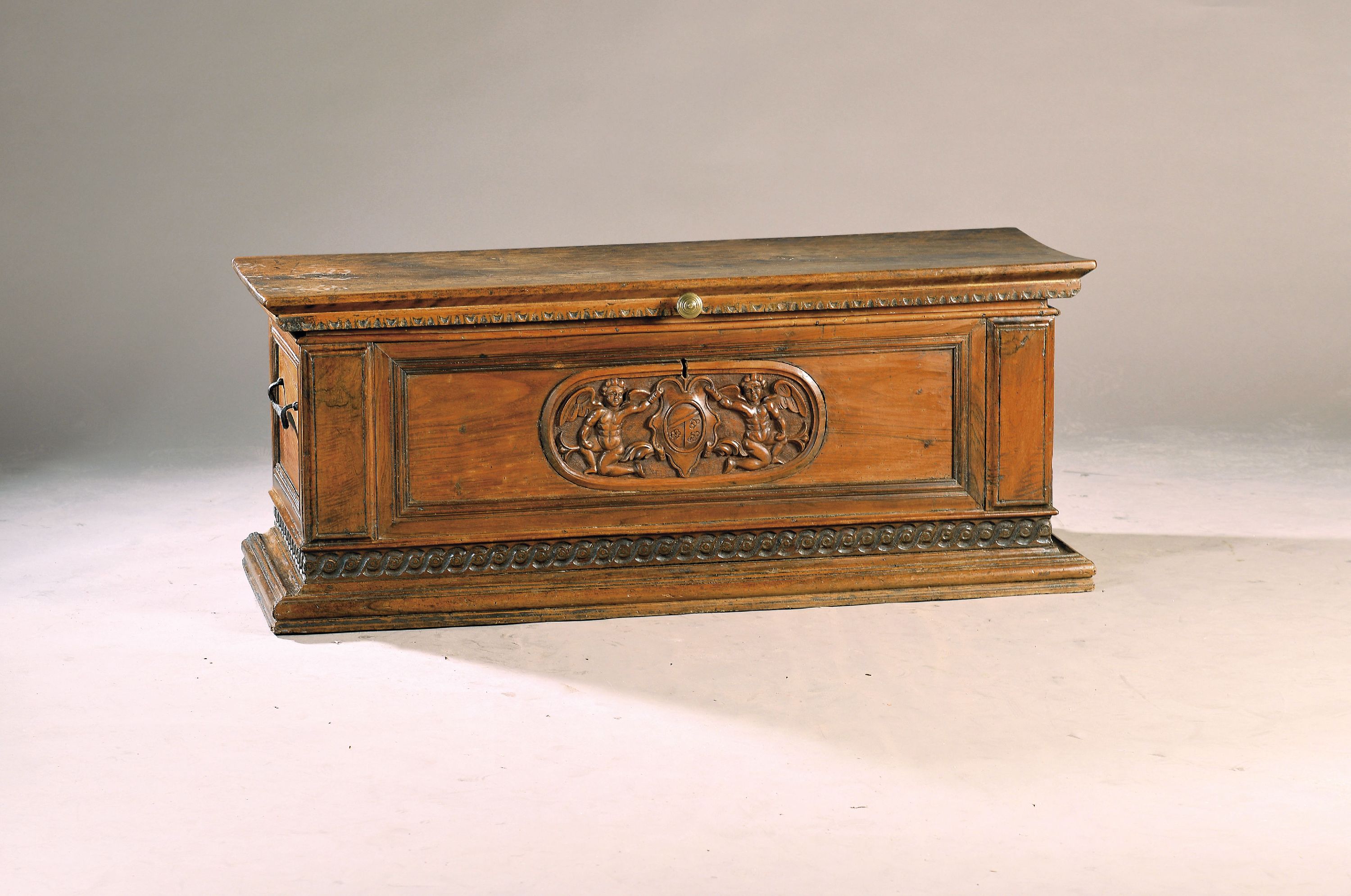 Image 27123683 - Renaissance Truhe, Italien, um 1600, Nußbaummassiv, Front mit Reliefschnitzereien, ...