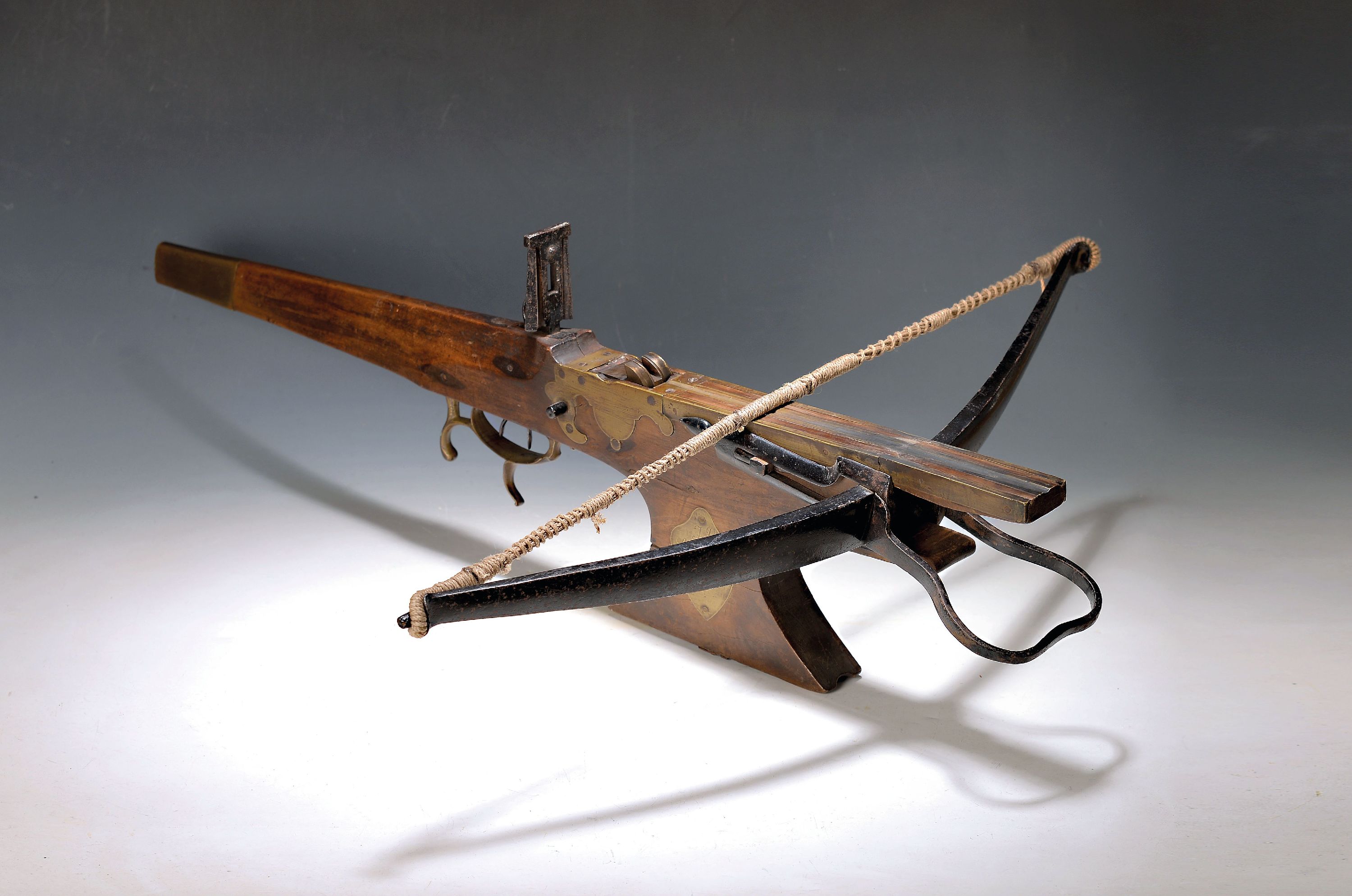 Image 27123698 - Scheibenarmbrust, 19.Jh., wohl flämisch, Schaft aus Nussbaum, Konsole, Bahn und ...