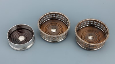 27123641a - Flaschenuntersetzer, deutsch, 1950er Jahre, 925er Silber, schlichtes Design, Boden Holz ...