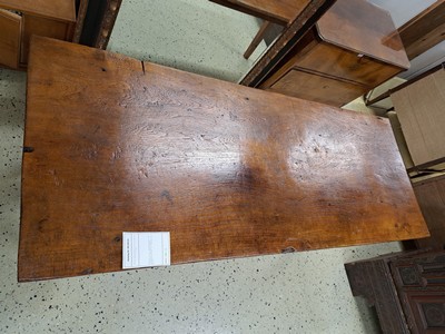27123675e - Esstisch, 19.Jh., Hartholz massiv, auf 4 chronisch zulaufenden Beinen, Tischkante mit ...