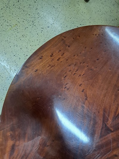 27123677c - Runder Salontisch, wohl Mainz, um 1825, Mahagonifurnier, dreibeiniger Fuß auf Gestell, ...