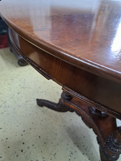 27123677m - Runder Salontisch, wohl Mainz, um 1825, Mahagonifurnier, dreibeiniger Fuß auf Gestell, ...