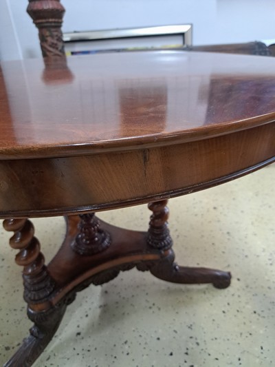 27123677n - Runder Salontisch, wohl Mainz, um 1825, Mahagonifurnier, dreibeiniger Fuß auf Gestell, ...