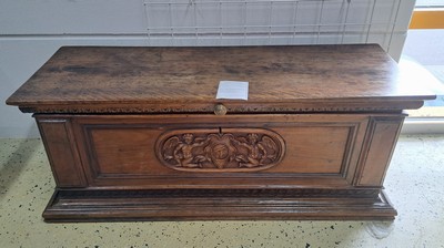27123683a - Renaissance Truhe, Italien, um 1600, Nußbaummassiv, Front mit Reliefschnitzereien, ...