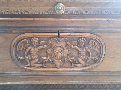 27123683b - Renaissance Truhe, Italien, um 1600, Nußbaummassiv, Front mit Reliefschnitzereien, ...
