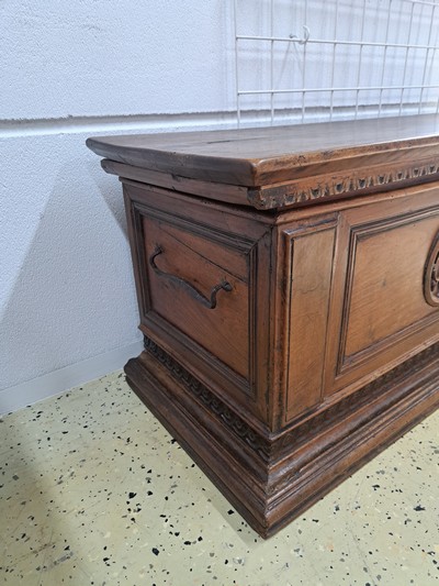 27123683c - Renaissance Truhe, Italien, um 1600, Nußbaummassiv, Front mit Reliefschnitzereien, ...