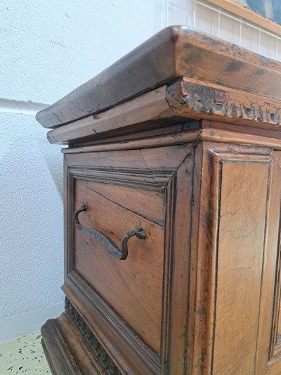 27123683d - Renaissance Truhe, Italien, um 1600, Nußbaummassiv, Front mit Reliefschnitzereien, ...
