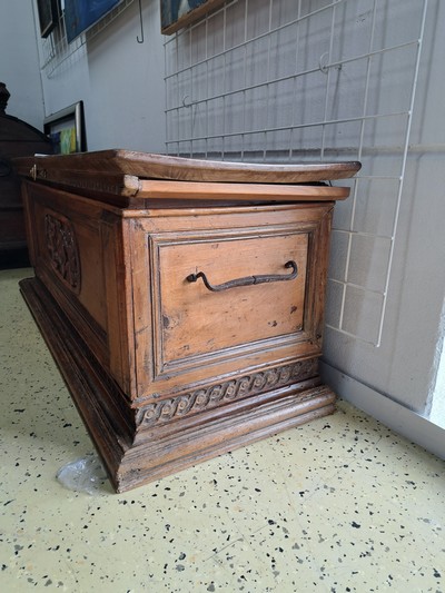 27123683e - Renaissance Truhe, Italien, um 1600, Nußbaummassiv, Front mit Reliefschnitzereien, ...