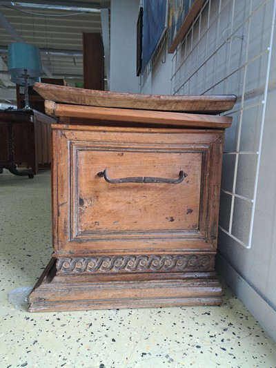27123683f - Renaissance Truhe, Italien, um 1600, Nußbaummassiv, Front mit Reliefschnitzereien, ...