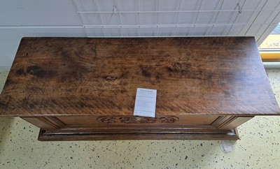 27123683g - Renaissance Truhe, Italien, um 1600, Nußbaummassiv, Front mit Reliefschnitzereien, ...