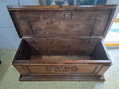 27123683l - Renaissance Truhe, Italien, um 1600, Nußbaummassiv, Front mit Reliefschnitzereien, ...