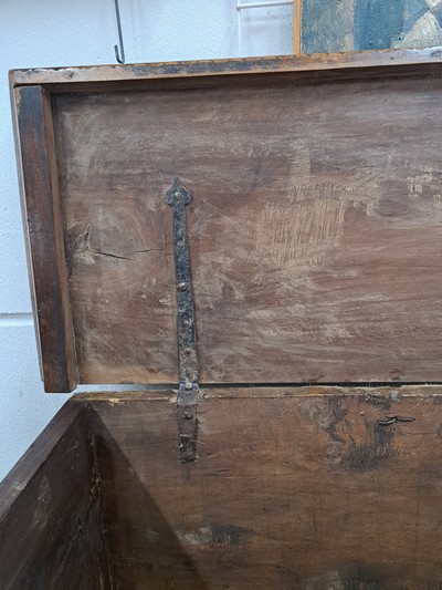 27123683m - Renaissance Truhe, Italien, um 1600, Nußbaummassiv, Front mit Reliefschnitzereien, ...