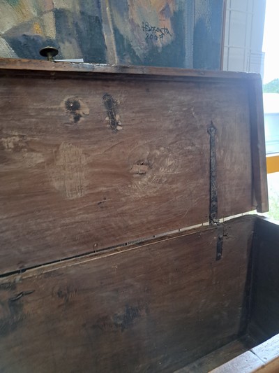 27123683n - Renaissance Truhe, Italien, um 1600, Nußbaummassiv, Front mit Reliefschnitzereien, ...