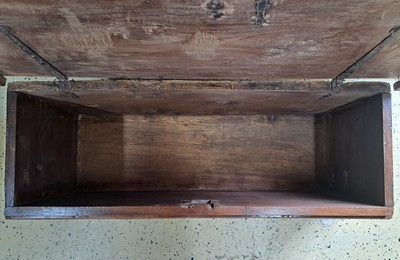 27123683q - Renaissance Truhe, Italien, um 1600, Nußbaummassiv, Front mit Reliefschnitzereien, ...