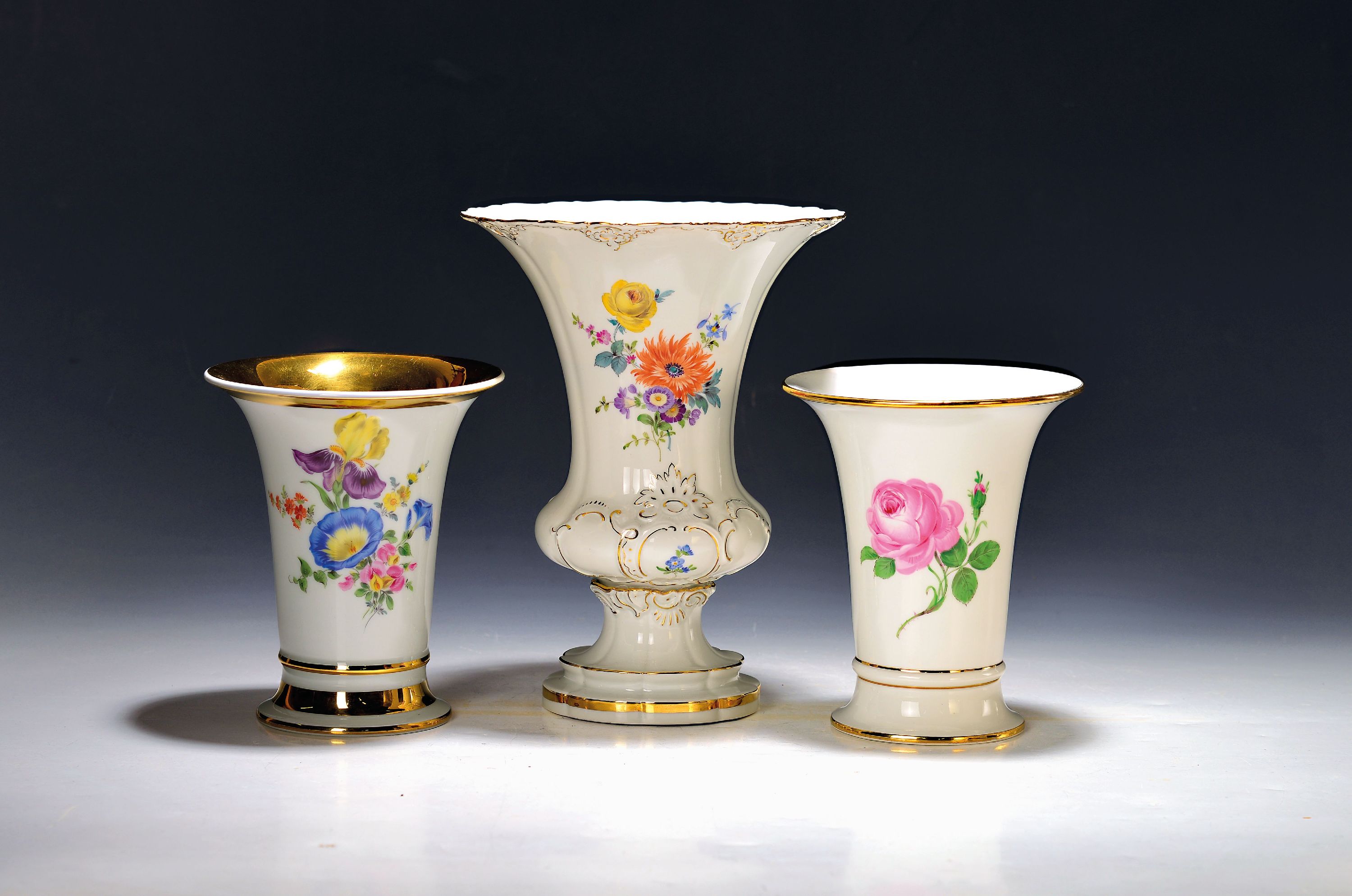 Image 27123703 - 3 Vasen, Meissen, 20. Jh., 1. Wahl, Porzellan, 1x mit Blumenbukettmalerei und breiten ...