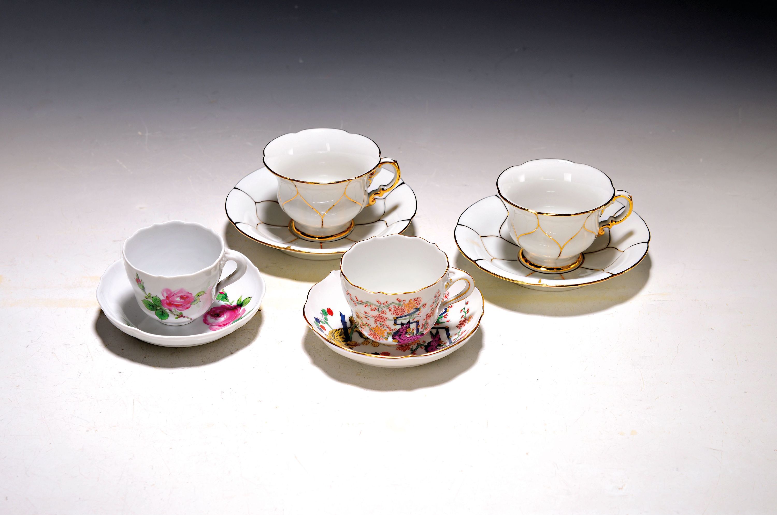 Image 27123705 - 4 Mokkatassen mit Untertassen, Meissen, 20. Jh., 2. Wahl, 2x X-Form, H. ca. 5cm, 1x rote ...