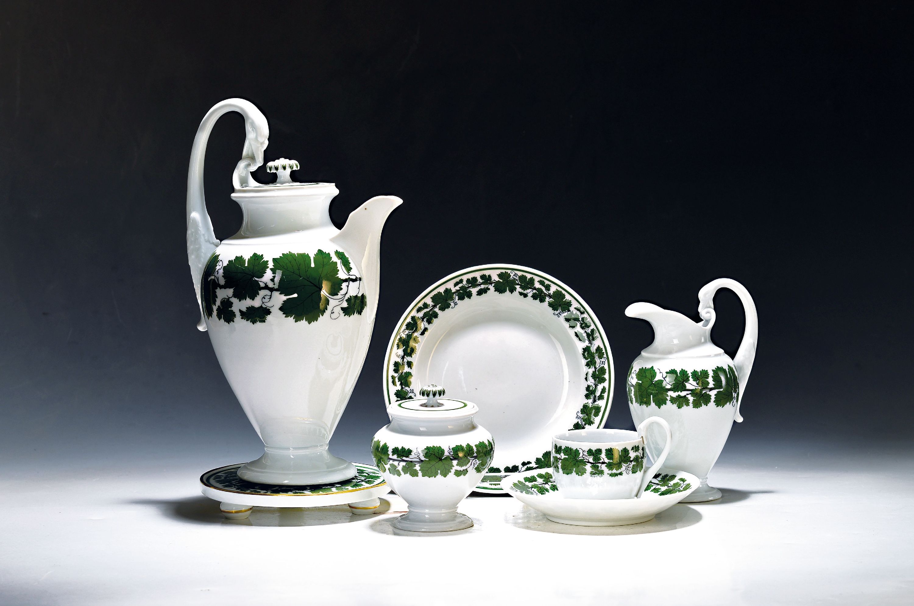 Image 27123711 - Kaffeeservice für 12 Personen, Meissen, 20. Jh., 2. Wahl, voller grüner Weinkranz, ...