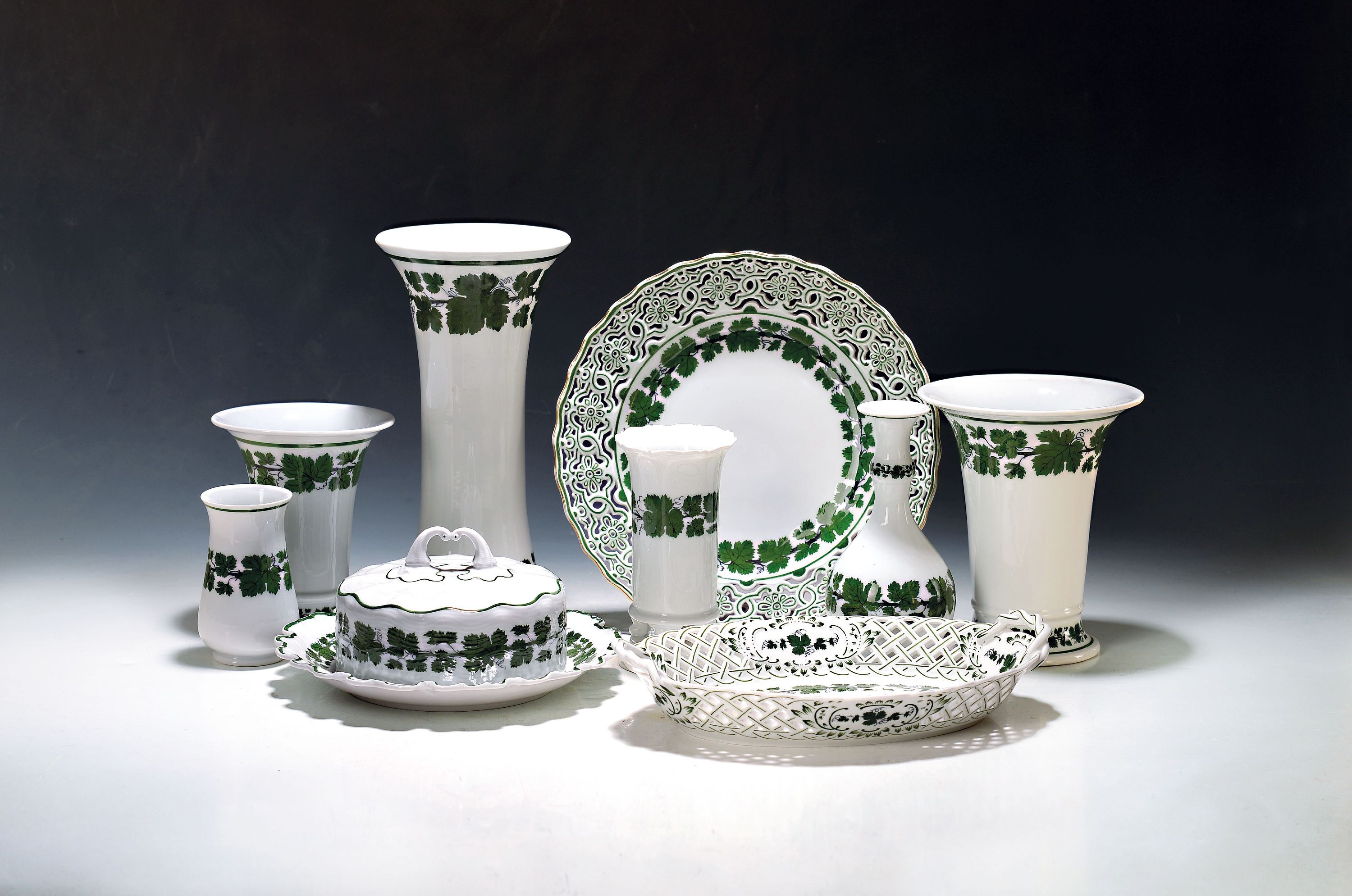 Image 27123713 - 9 Teile Porzellan, Meissen, 20. Jh., 2. Wahl, voller grüner Weinkranz, 6 versch. Vasen ...