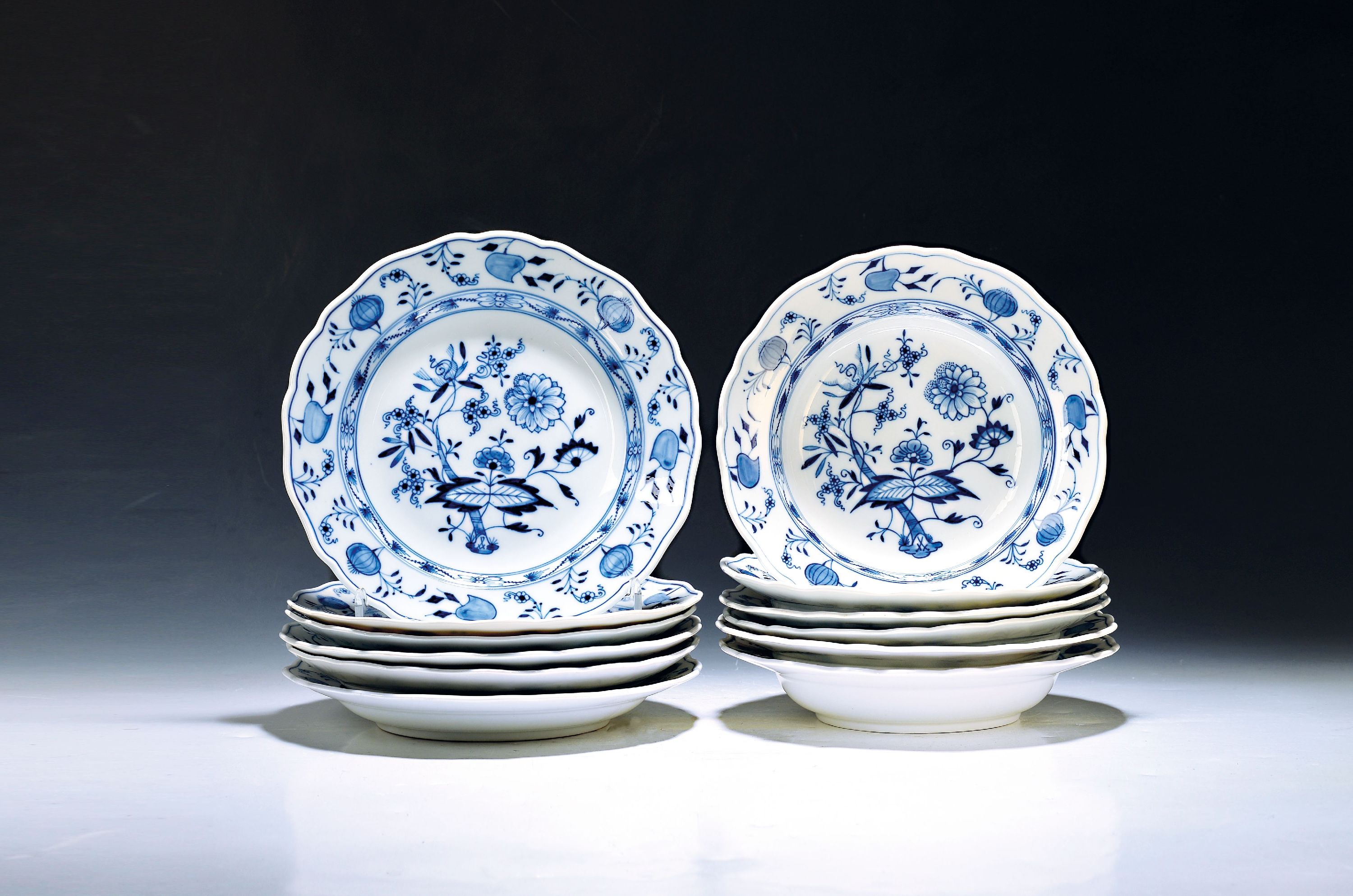 Image 27123714 - 6 flache und 6 tiefe Teller, Meissen, um 1900 und später, 2. Wahl, blaues Zwiebelmuster ...
