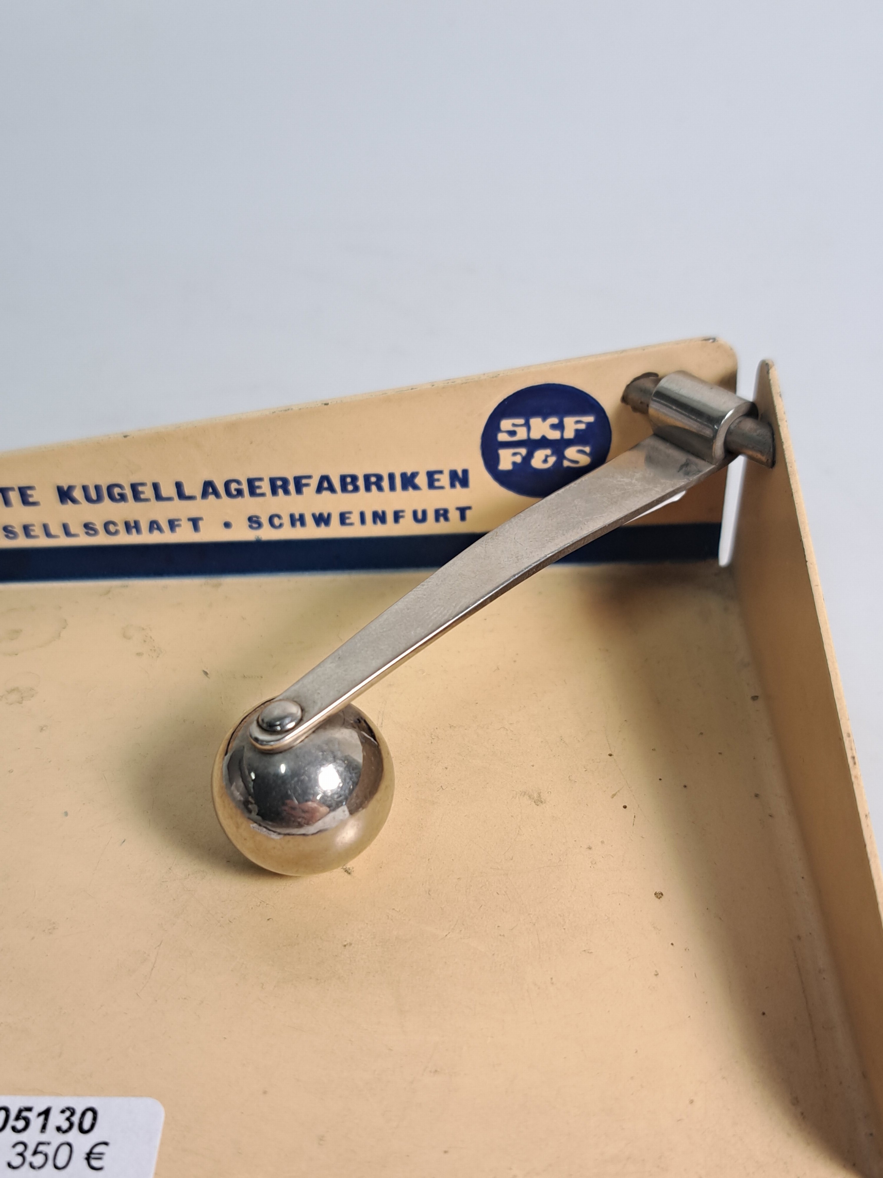 Detail c: Marianne Brandt, Ruppel-Werke, Zettelkasten, Werbung Vereinige Kugellagerfabriken Aktiengesellschaft Schweinfurt, lackiert, l. Gebr.spuren, ca. ...