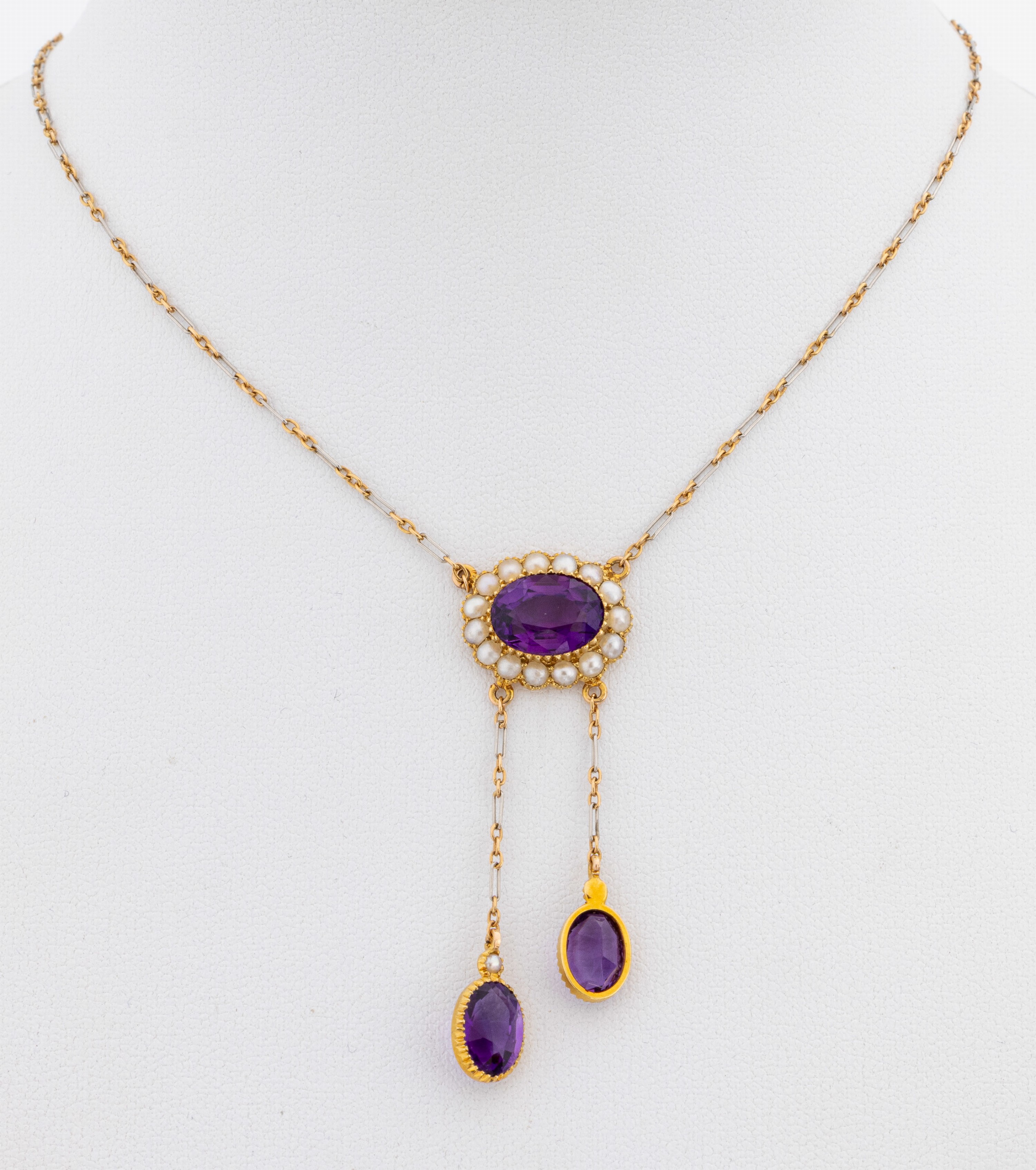 Detail a: 14 kt Gold Amethyst-Perl-Collier, England, 1893-1925, GG 585/000 gepr., Kette aus GG und wohl Pt., Mittelteil mit 2 bewegl. Abhängungen, 3 ...