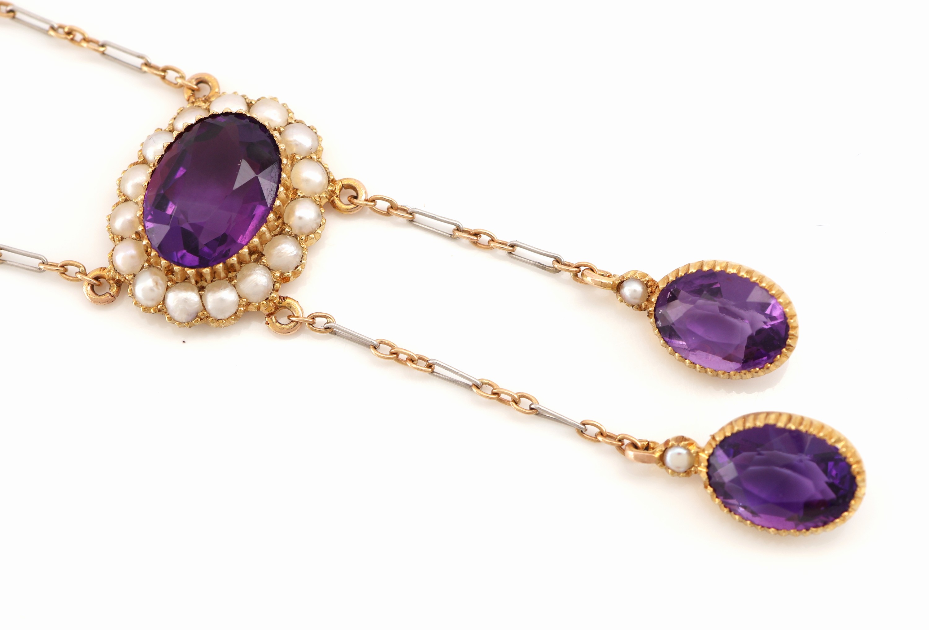 Detail b: 14 kt Gold Amethyst-Perl-Collier, England, 1893-1925, GG 585/000 gepr., Kette aus GG und wohl Pt., Mittelteil mit 2 bewegl. Abhängungen, 3 ...