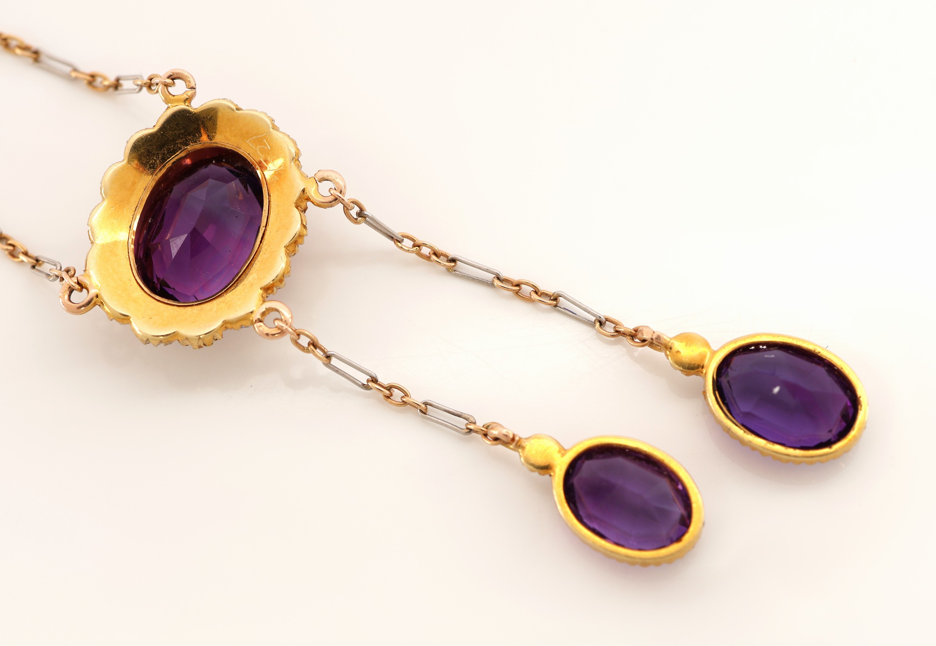 Detail c: 14 kt Gold Amethyst-Perl-Collier, England, 1893-1925, GG 585/000 gepr., Kette aus GG und wohl Pt., Mittelteil mit 2 bewegl. Abhängungen, 3 ...