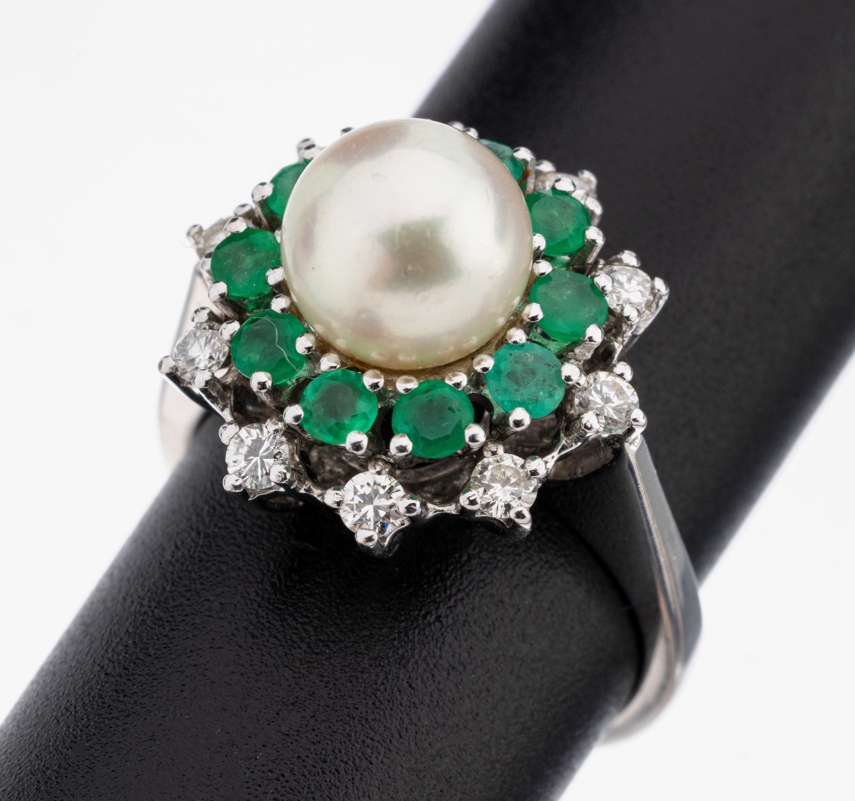 Image 27123745 - 14 kt Gold Perl-Smaragd-Brillant-Ring, 1970er Jahre, WG 585/000, mittig ...