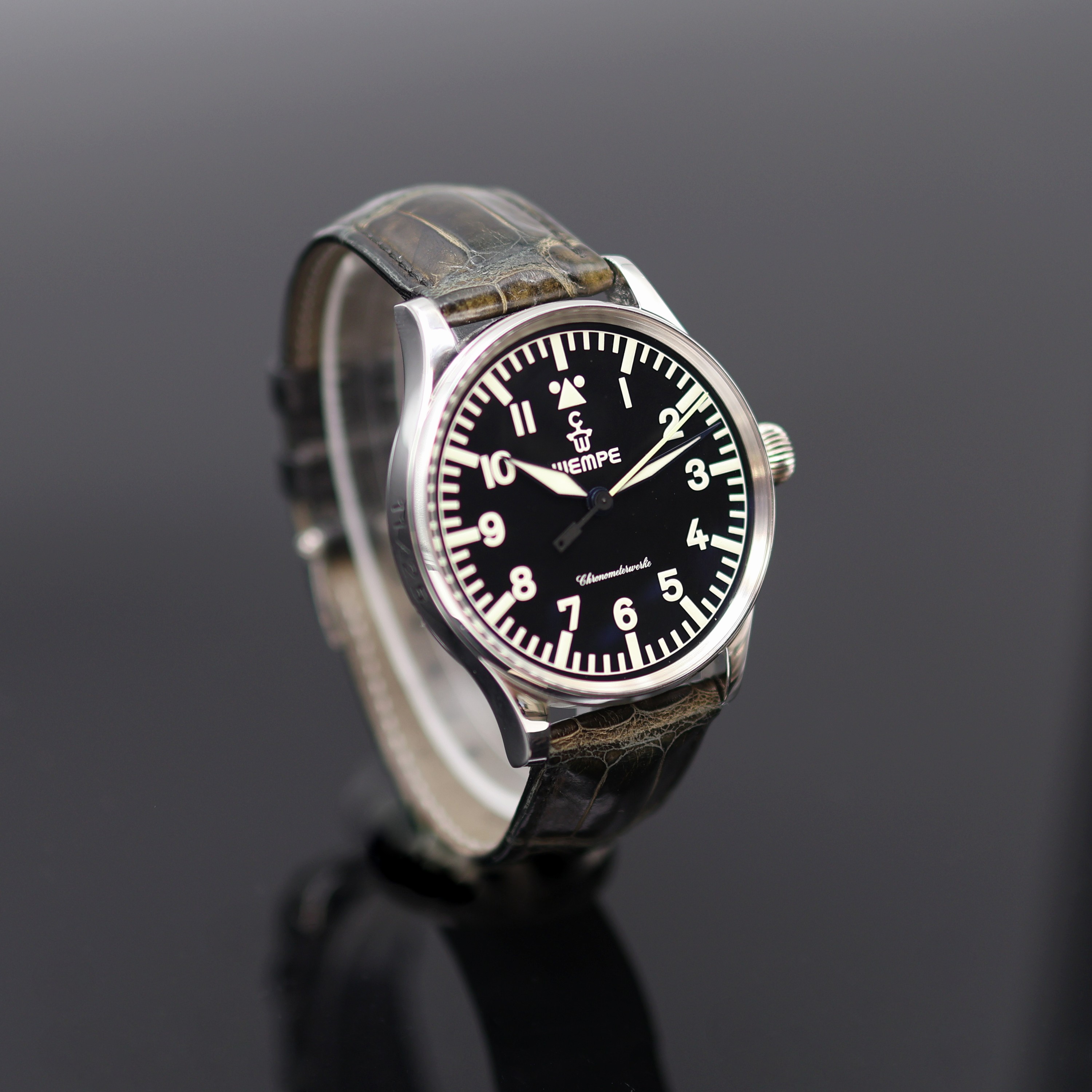 Detail a: WEMPE Fliegeruhr auf 25 Stück limitierte Armbanduhr in Platin, Deutschland/Schweiz um 2000, Handaufzug, beids. vergl. Geh., Boden 5-fach verschr., ...