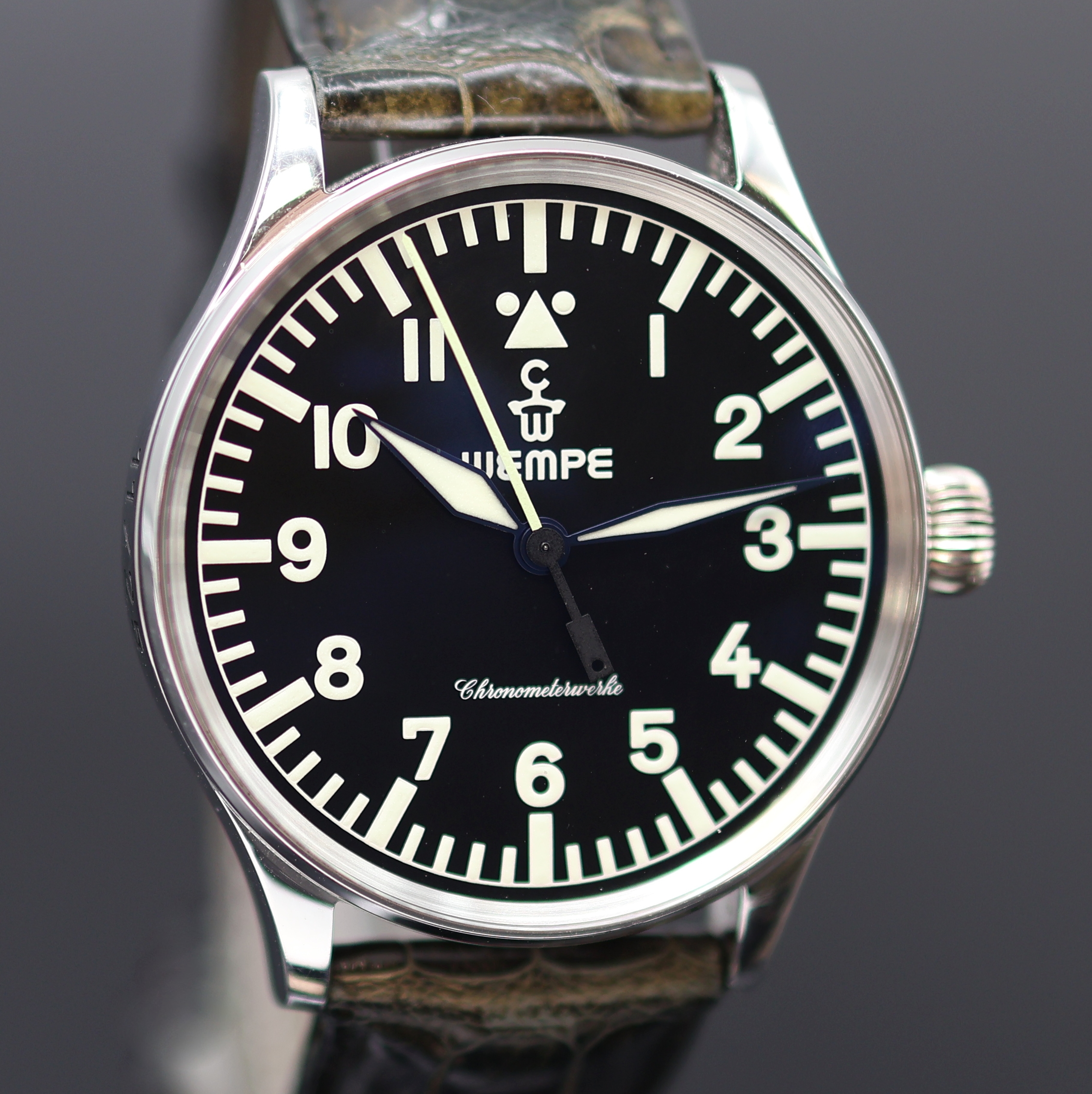 Detail b: WEMPE Fliegeruhr auf 25 Stück limitierte Armbanduhr in Platin, Deutschland/Schweiz um 2000, Handaufzug, beids. vergl. Geh., Boden 5-fach verschr., ...