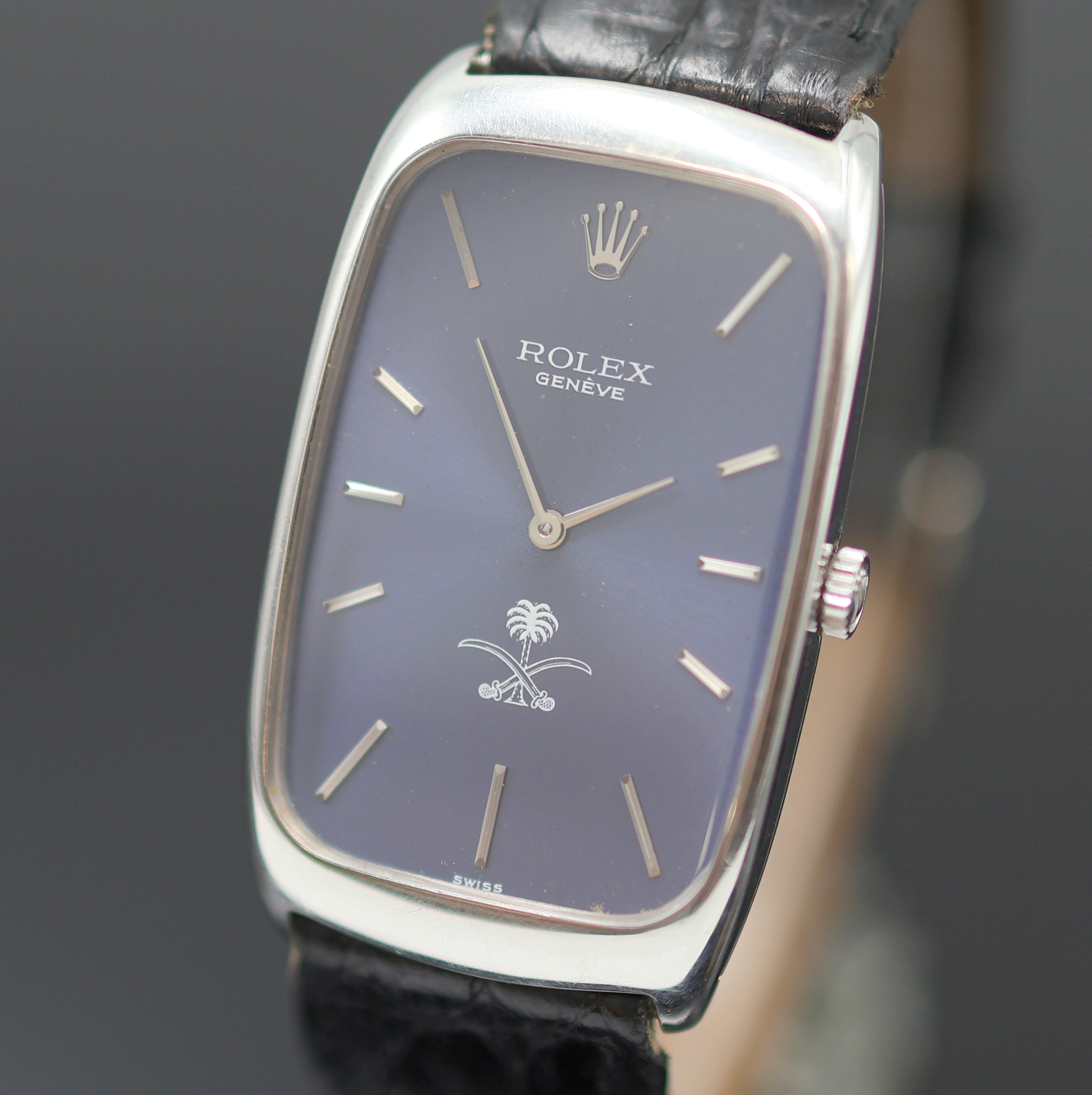 Detail b: ROLEX Cellini seltene Armbanduhr in WG 750/000 Referenz 4108 mit Wappen Saudi-Arabiens, Schweiz um 1981, Handaufzug, abgerundetes rechteckiges Geh., ...