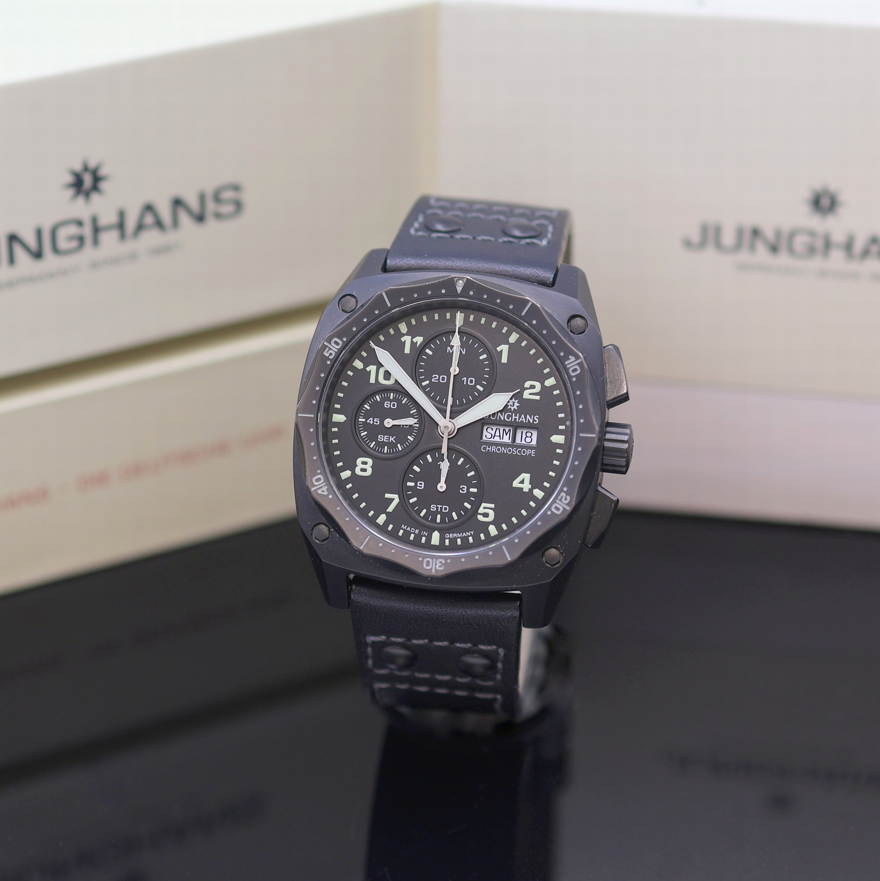 Image 27123778 - JUNGHANS Pilot Chronoscope Herrenchronograph im geschwärzten Gehäuse Referenz 027/4523, ...