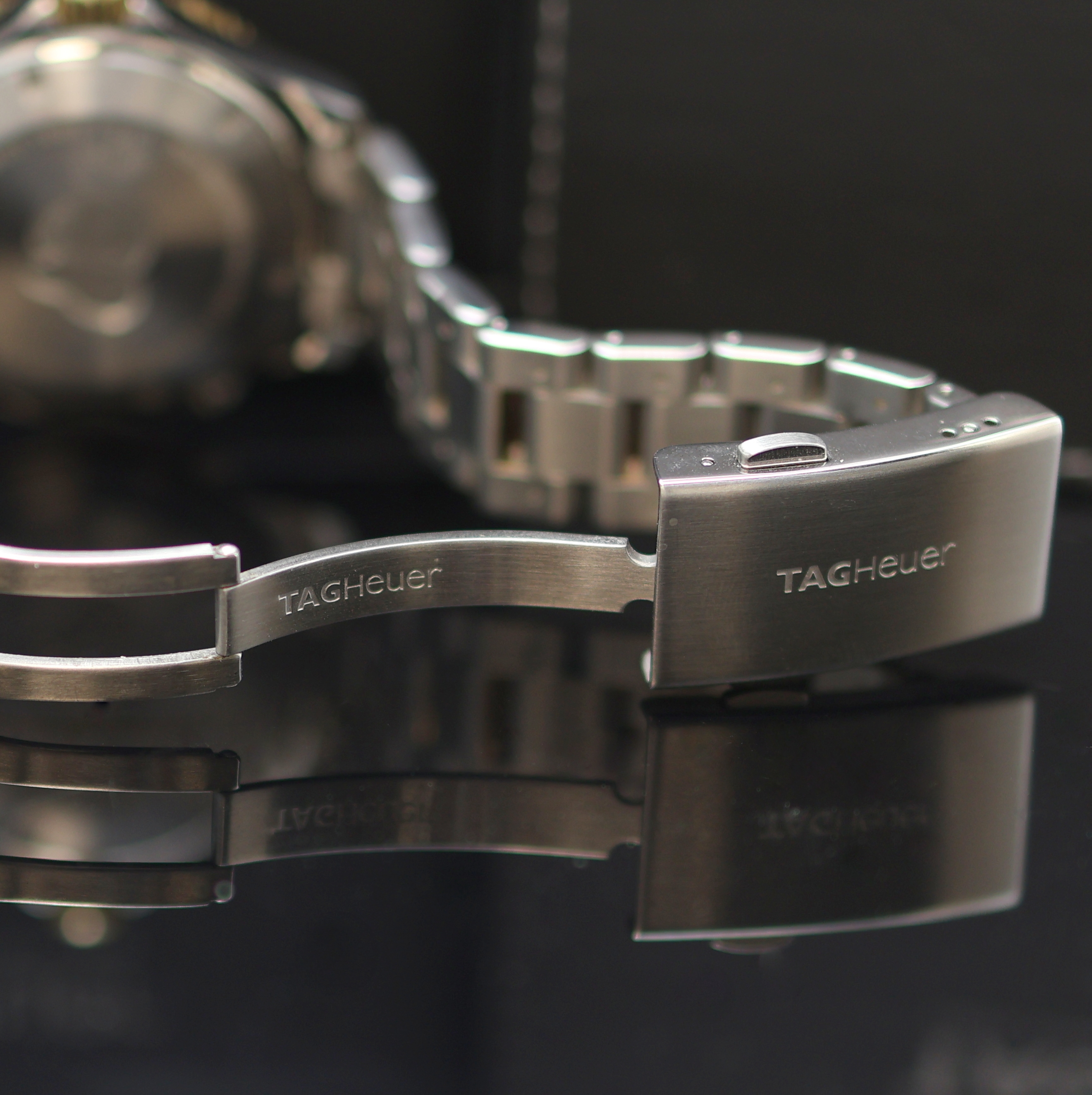 Detail e: TAG HEUER Herrenarmbanduhr Aquaracer Calibre 5 Referenz WAK2120, Schweiz um 2015, Automatik, Edelstahl/vergoldet inkl. Gliederband m. Faltschl., ...
