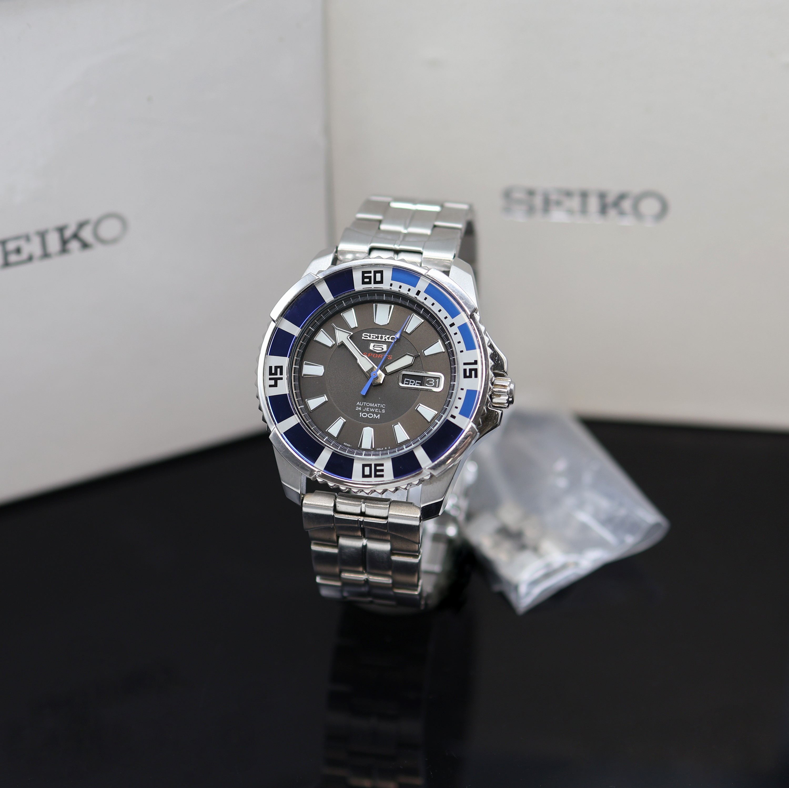Image 27123789 - SEIKO 5 Sports Herrenarmbanduhr in Stahl Referenz SRP203K1, Japan um 2015, Automatik, ...