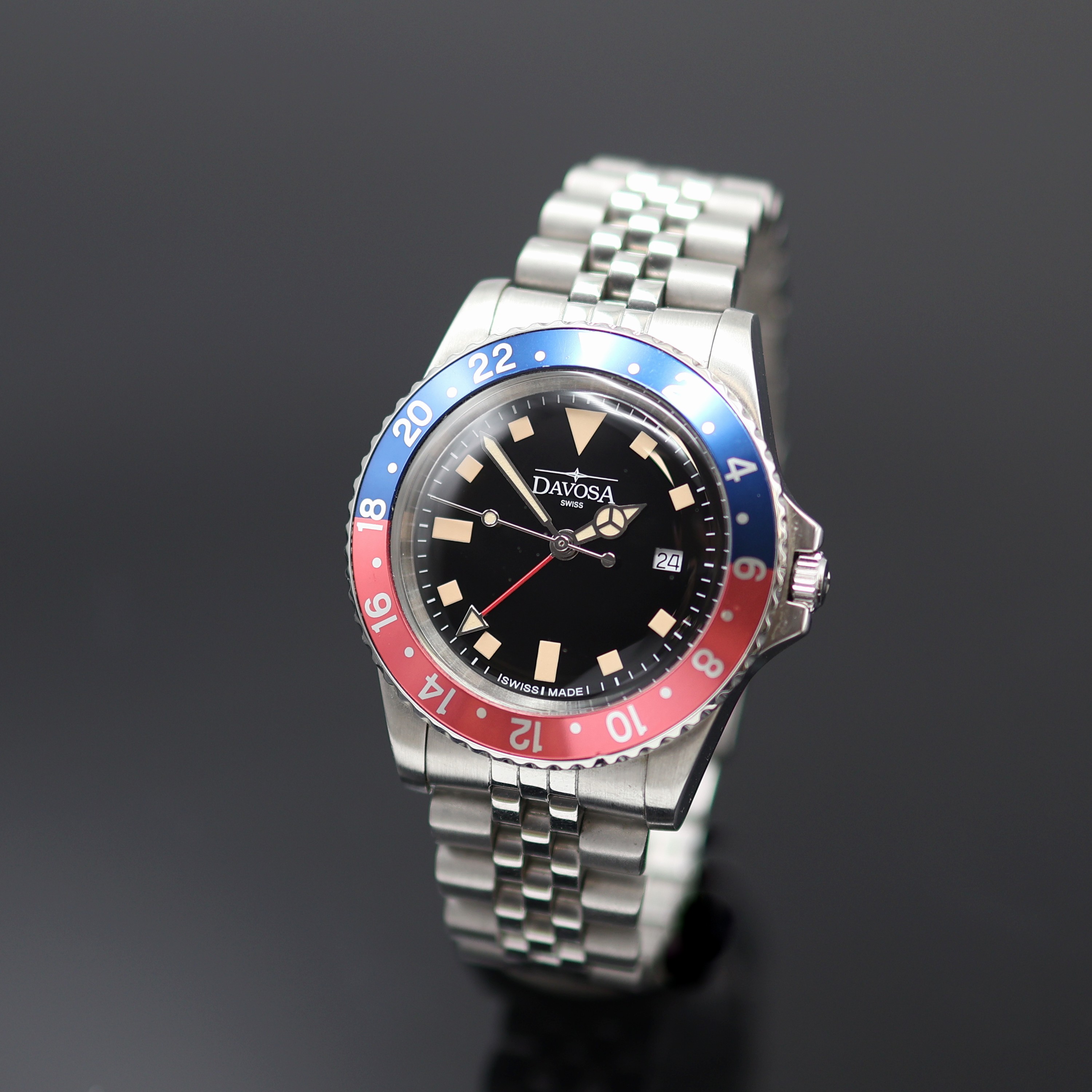 Image 27123796 - DAVOSA GMT Herrenarmbanduhr in Stahl, Schweiz um 2020, Quartz, 2-tlg. Geh. am orig. ...
