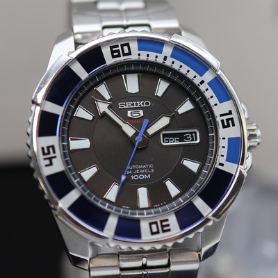 27123789b - SEIKO 5 Sports Herrenarmbanduhr in Stahl Referenz SRP203K1, Japan um 2015, Automatik, ...