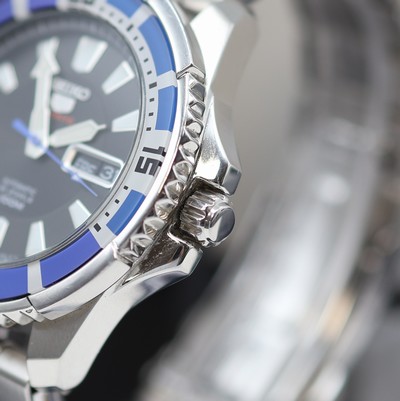 27123789c - SEIKO 5 Sports Herrenarmbanduhr in Stahl Referenz SRP203K1, Japan um 2015, Automatik, ...