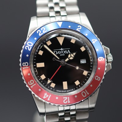 27123796b - DAVOSA GMT Herrenarmbanduhr in Stahl, Schweiz um 2020, Quartz, 2-tlg. Geh. am orig. ...