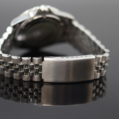 27123796d - DAVOSA GMT Herrenarmbanduhr in Stahl, Schweiz um 2020, Quartz, 2-tlg. Geh. am orig. ...