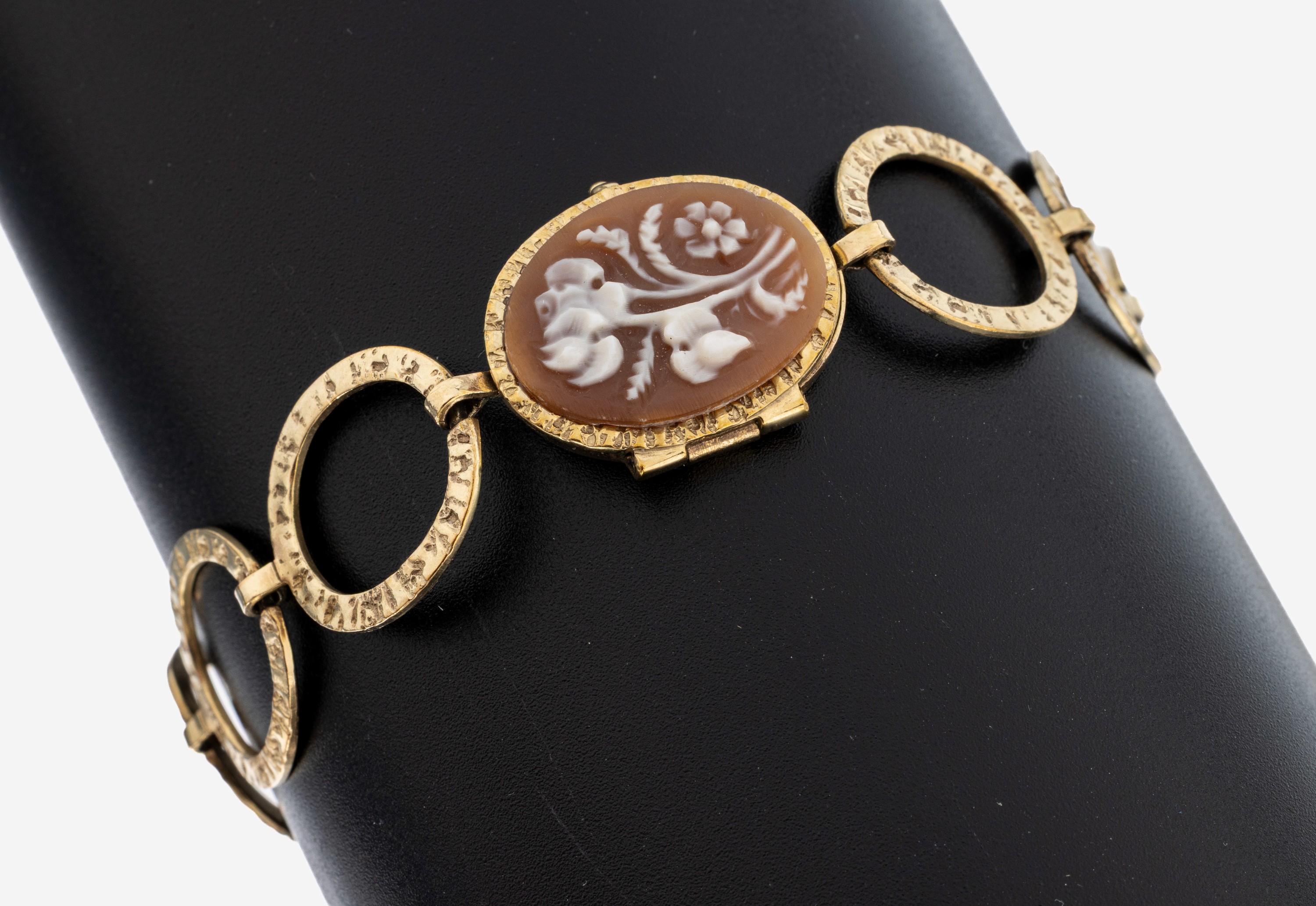 Image 27123811 - 8 kt Gold Armband, GG 333/000 gepr., ovale Glieder, mittig Glied mit Kamee, florale ...
