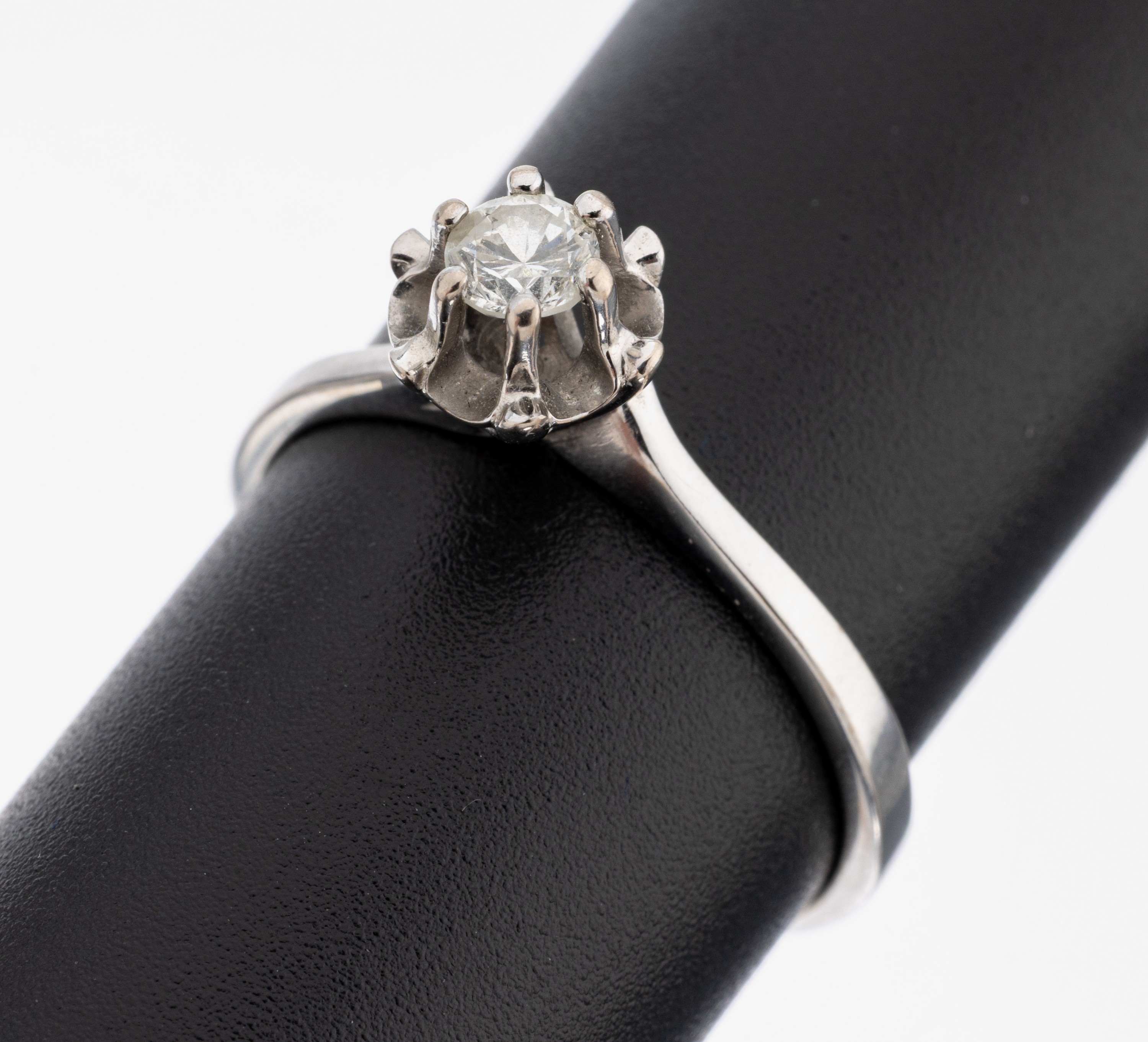 Image 27123834 - 14 kt Gold Brillant-Ring, WG 585/000, Brillant ca. 0.20 ct Weiß/p, RW 58, ca. 2.7 g
