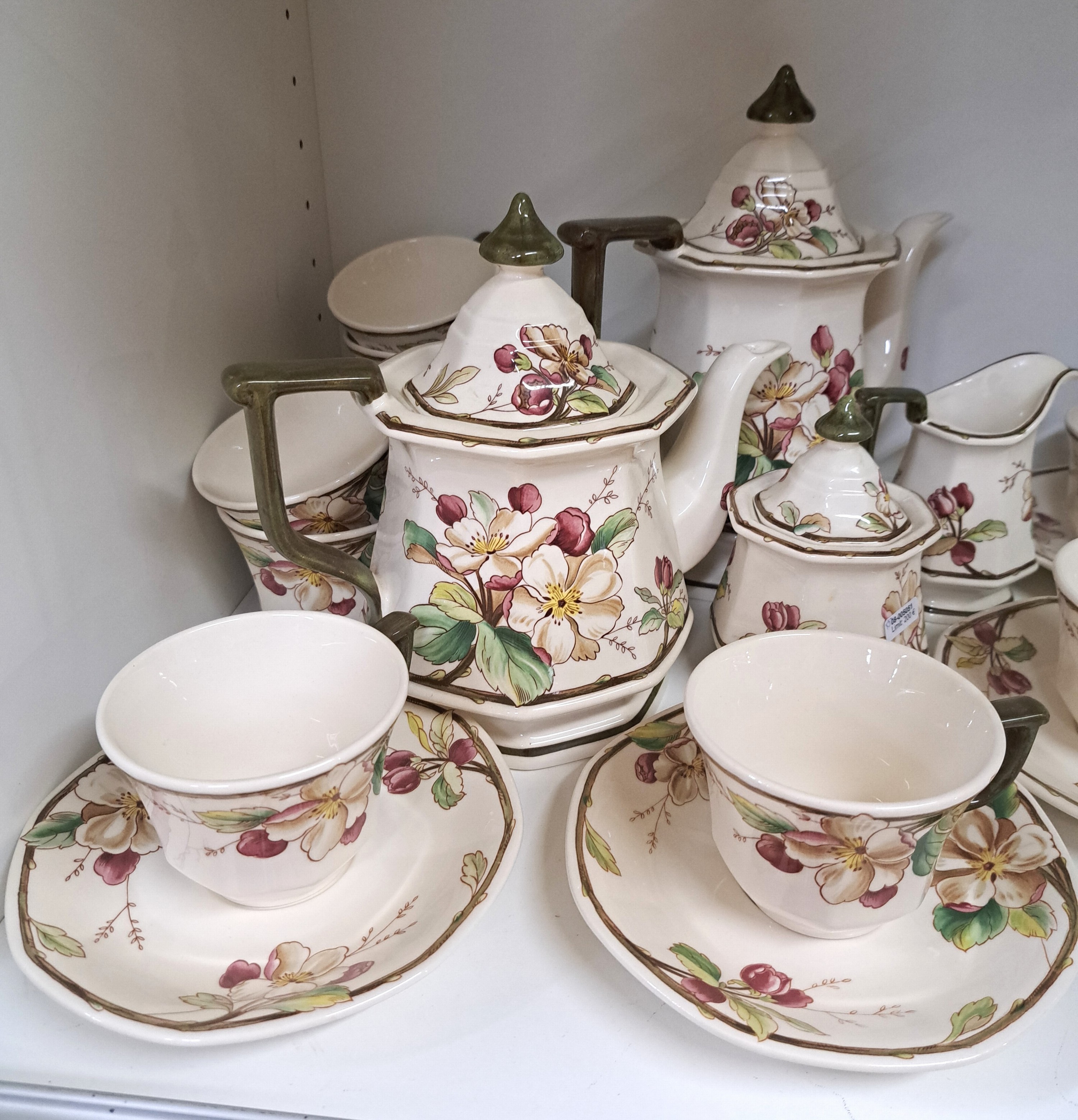 Detail b: Frühstücksgeschirr für 8 Personen, Villeroy & Boch, Modell Portobello, Kaffeekanne, Teekanne, 8 Tassen mit Untertassen, 8 Kuchenteller, 6 ...
