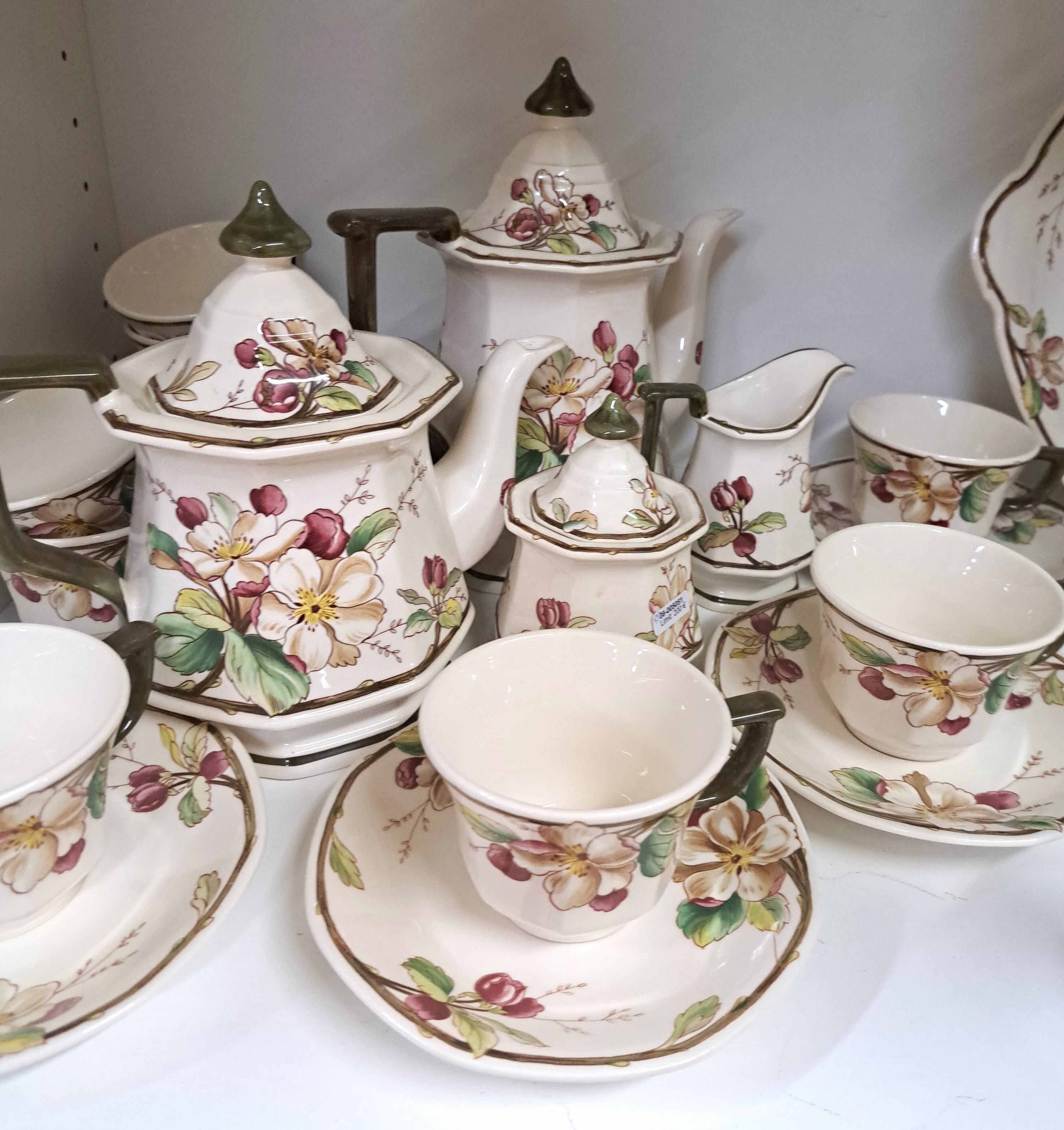 Detail c: Frühstücksgeschirr für 8 Personen, Villeroy & Boch, Modell Portobello, Kaffeekanne, Teekanne, 8 Tassen mit Untertassen, 8 Kuchenteller, 6 ...