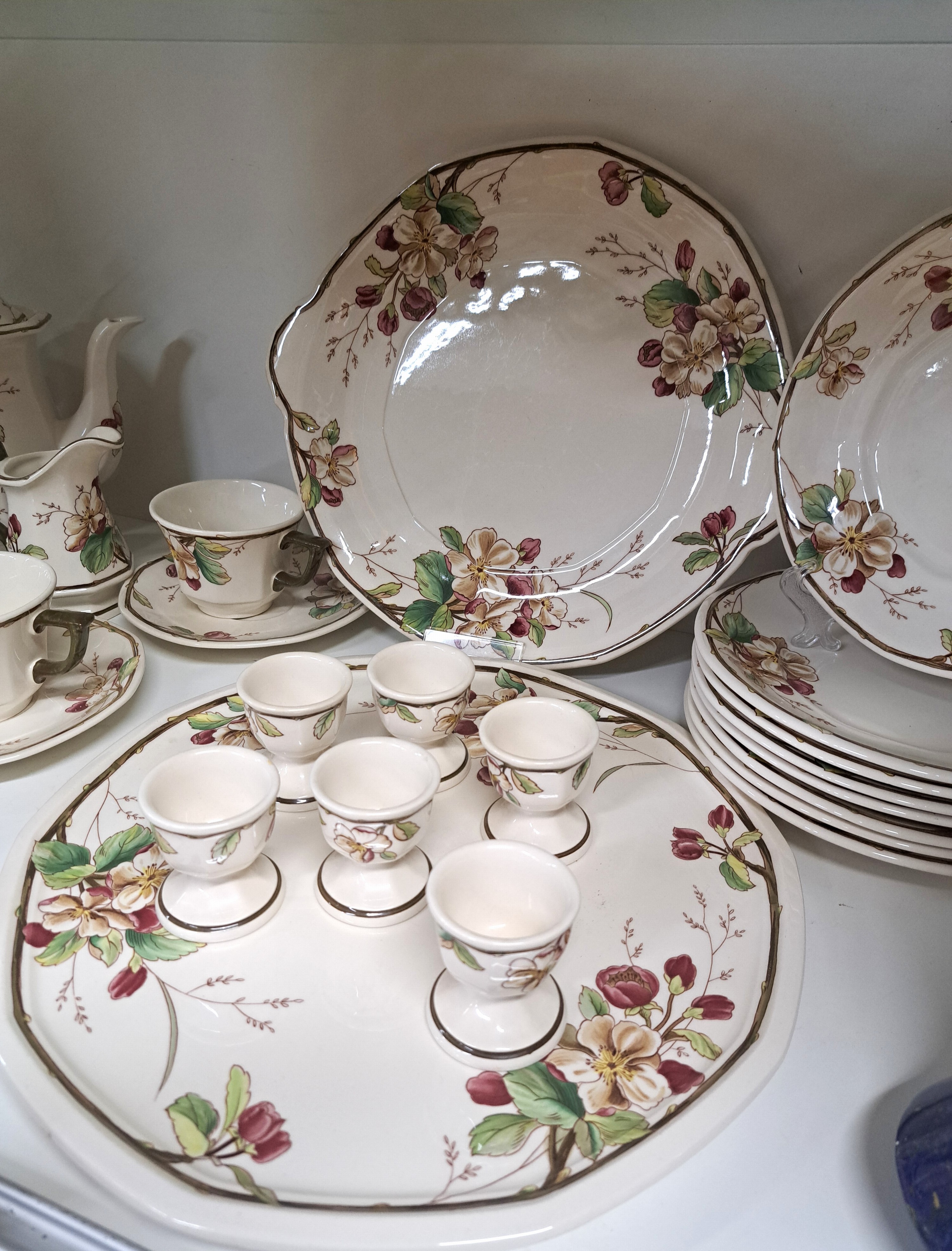 Detail e: Frühstücksgeschirr für 8 Personen, Villeroy & Boch, Modell Portobello, Kaffeekanne, Teekanne, 8 Tassen mit Untertassen, 8 Kuchenteller, 6 ...