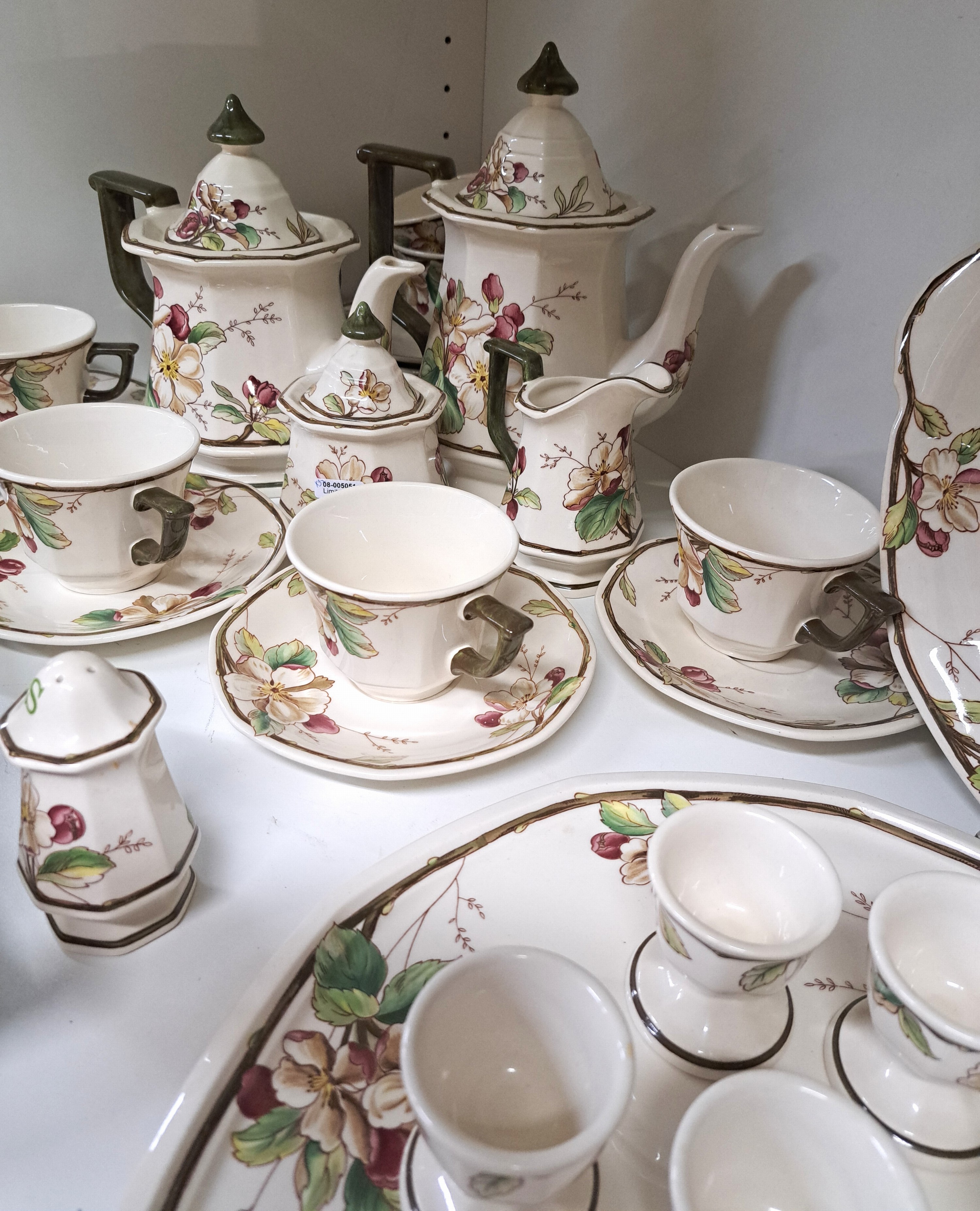 Detail h: Frühstücksgeschirr für 8 Personen, Villeroy & Boch, Modell Portobello, Kaffeekanne, Teekanne, 8 Tassen mit Untertassen, 8 Kuchenteller, 6 ...