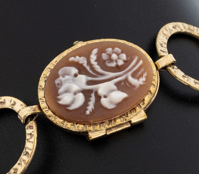 27123811b - 8 kt Gold Armband, GG 333/000 gepr., ovale Glieder, mittig Glied mit Kamee, florale ...
