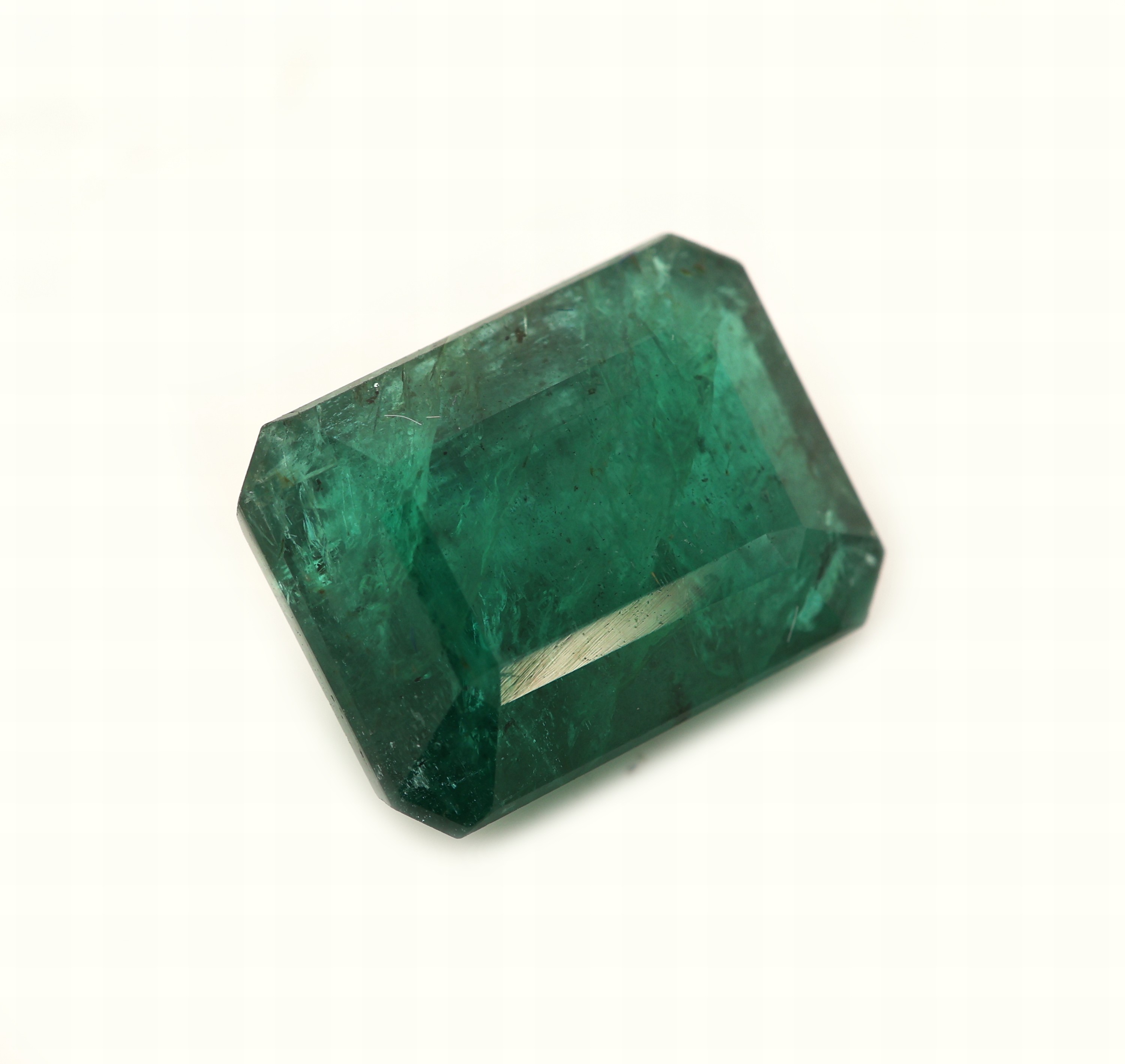 Detail a: Loser Smaragd, ca. 9.16 ct, ca. 14.22 x 10.88 x 7.77 mm, Reinheitsbehandelt, ITLGJ-Expertiseals Kopie anbei
